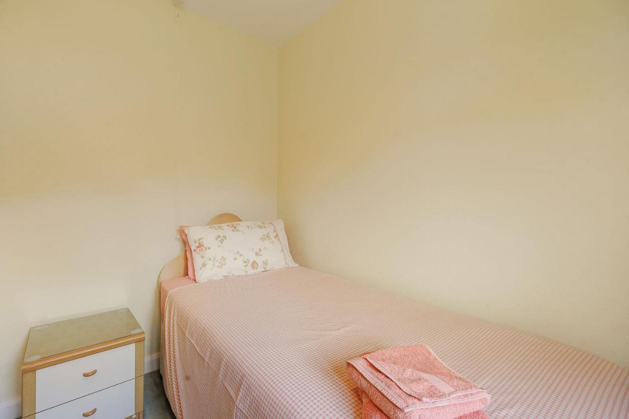 Meadow Lea Villa ลีโอมินสเตอร์ ภายนอก รูปภาพ