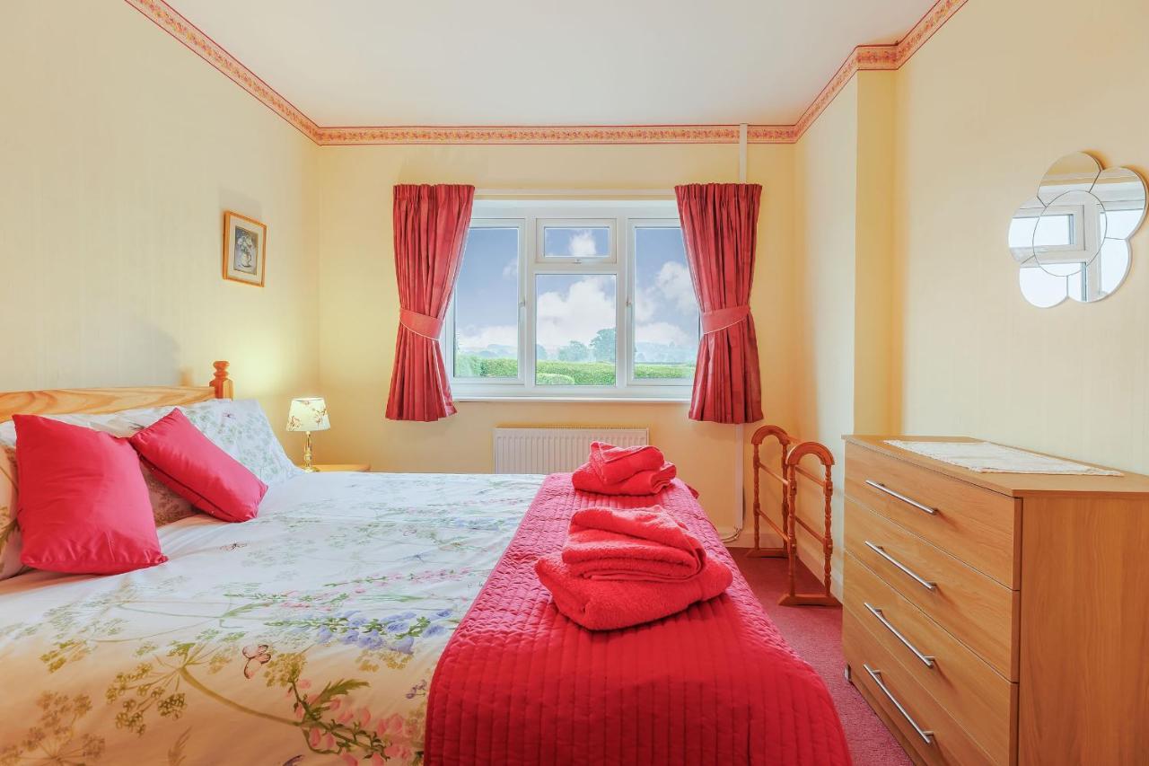 Meadow Lea Villa ลีโอมินสเตอร์ ภายนอก รูปภาพ